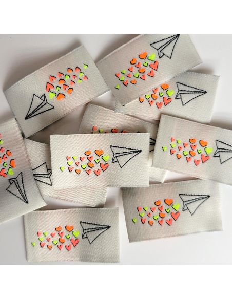 Set van 5 geweven labels om op te naaien Love is in the air