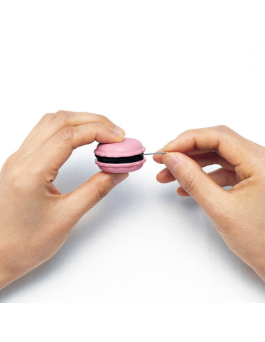 Macaron naaldenslijper en naaldenhouder - Framboos