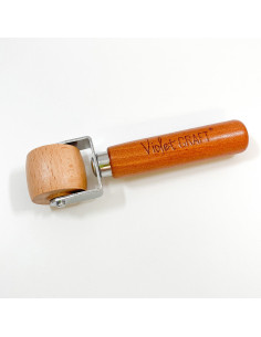 Houten roller voor het persen van Violet Craft