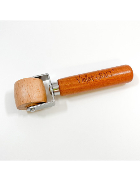 Houten roller voor het persen van Violet Craft
