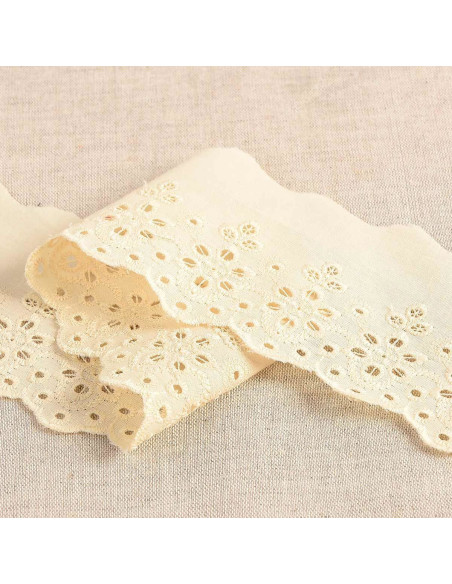 Broderie Anglaise bloemen geschulpt Lily - Ecru