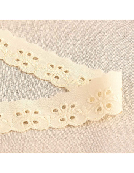 Broderie Anglaise bloemen festonrand Inaya - Ecru