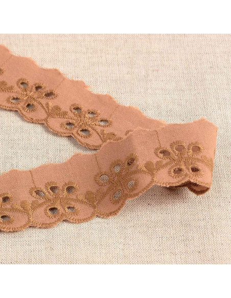 Broderie Anglaise bloemen festonrand Inaya - Nougat