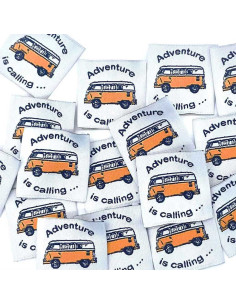 Set van 5 geweven labels om op te naaien Adventure is Calling