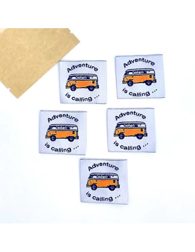 Set van 5 geweven labels om op te naaien Adventure is Calling