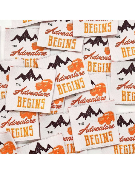 Set van 5 geweven labels om op te naaien The Adventure Begins