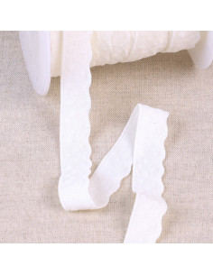 Elastische lingerie met kant en witte stippen.