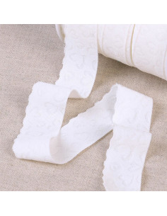Elastische lingerie met kant en witte hartjes.