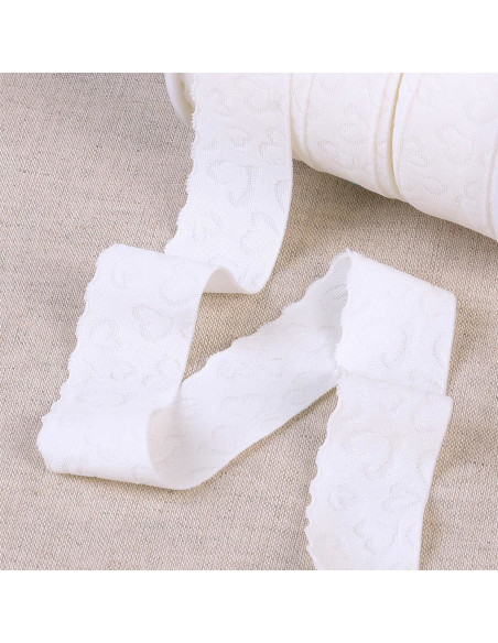 Elastische lingerie met kant en witte hartjes.