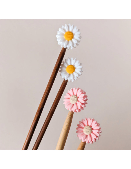 Set van 4 stekenstoppers voor breinaalden - Witte en roze margriet