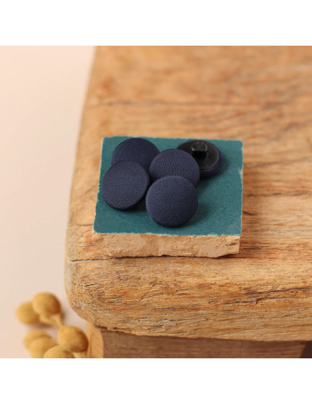 Satijnen beklede knoop op voet 18 mm - Denim