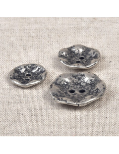 Twee-gats metalen gehamerde knoop - Verouderd zilver