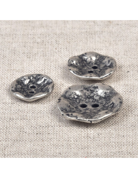 Twee-gats metalen gehamerde knoop - Verouderd zilver