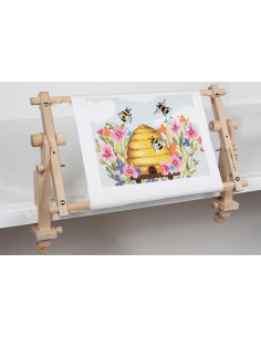 Draaibaar frame voor wandtapijt met naaiwerk
