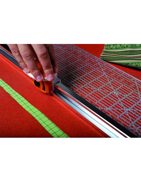 Fiskars gecombineerde roterende snijder & liniaal 6" x 24"