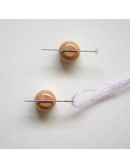 Houten magnetische houder voor naalden en spelden