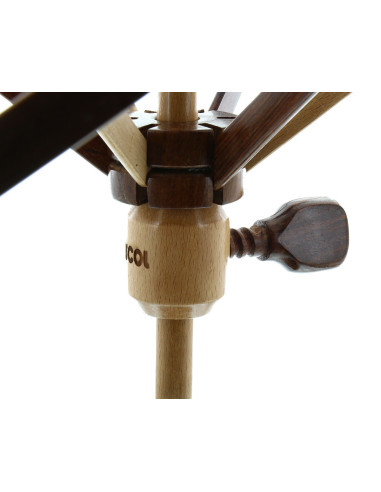 Houten garenhaspel voor wol op tafel Rascol