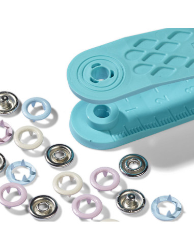 Doos met 21 jersey drukknopen in roze, blauw en ecru met 8 mm gereedschap