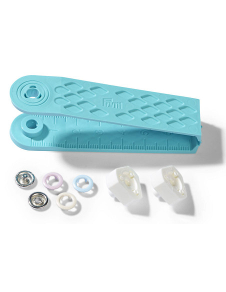 Doos met 21 jersey drukknopen in roze, blauw en ecru met 8 mm gereedschap