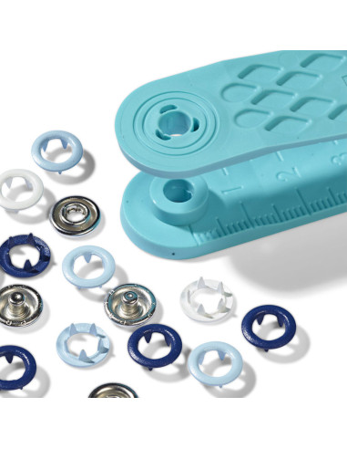 Doos met 21 drukknopen in wit, lichtblauw en marineblauw met 8 mm gereedschap.