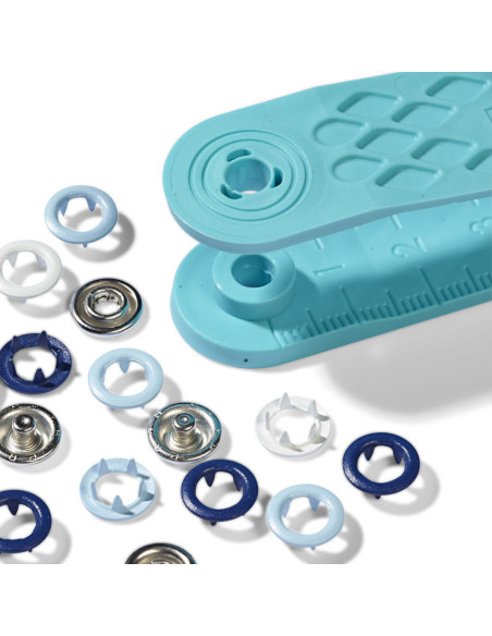 Doos met 21 drukknopen in wit, lichtblauw en marineblauw met 8 mm gereedschap.