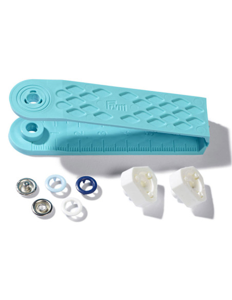 Doos met 21 drukknopen in wit, lichtblauw en marineblauw met 8 mm gereedschap.