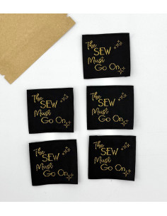 Set van 5 geweven labels om op te naaien The sew must go on 2