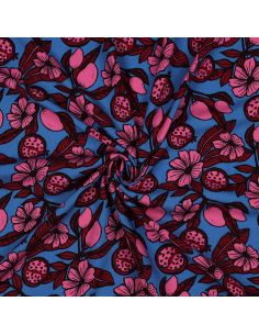 Viscose stof - Roze bloemen op blauwe achtergrond