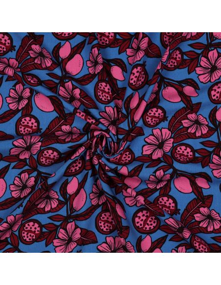 Viscose stof - Roze bloemen op blauwe achtergrond