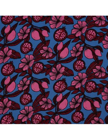 Viscose stof - Roze bloemen op blauwe achtergrond