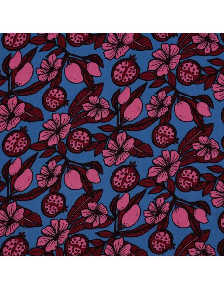Viscose stof - Roze bloemen op blauwe achtergrond