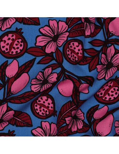 Viscose stof - Roze bloemen op blauwe achtergrond