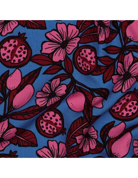Viscose stof - Roze bloemen op blauwe achtergrond