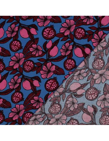 Viscose stof - Roze bloemen op blauwe achtergrond