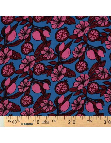 Viscose stof - Roze bloemen op blauwe achtergrond