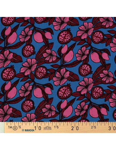 Viscose stof - Roze bloemen op blauwe achtergrond