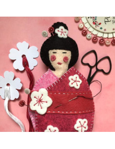 Viltpakket kokeshi speldenkussen en schaarhouder