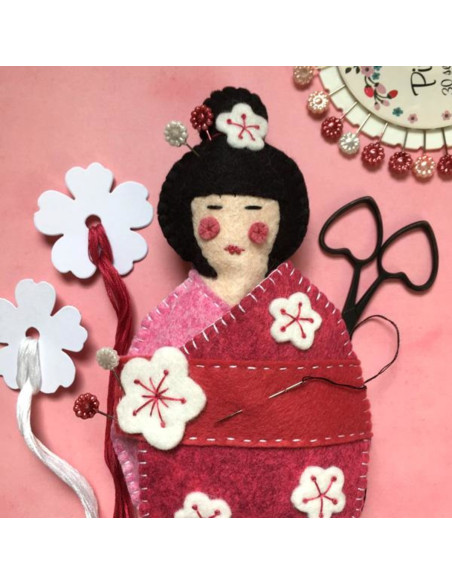 Viltpakket kokeshi speldenkussen en schaarhouder