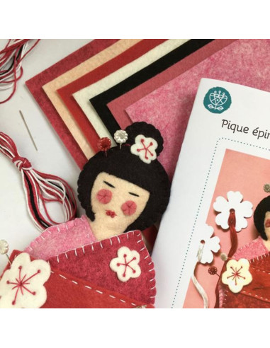 Viltpakket kokeshi speldenkussen en schaarhouder
