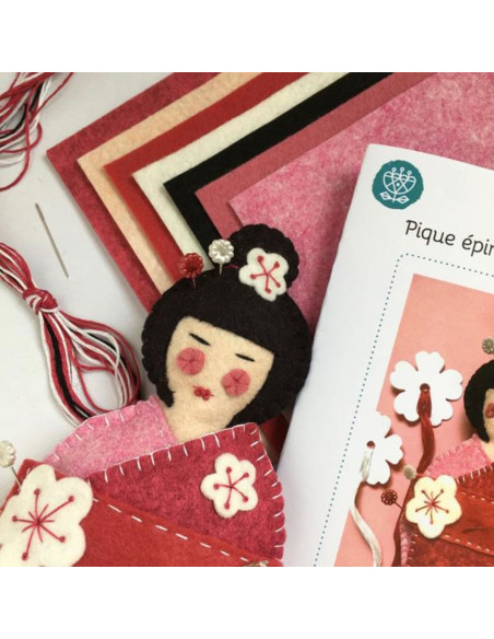 Viltpakket kokeshi speldenkussen en schaarhouder