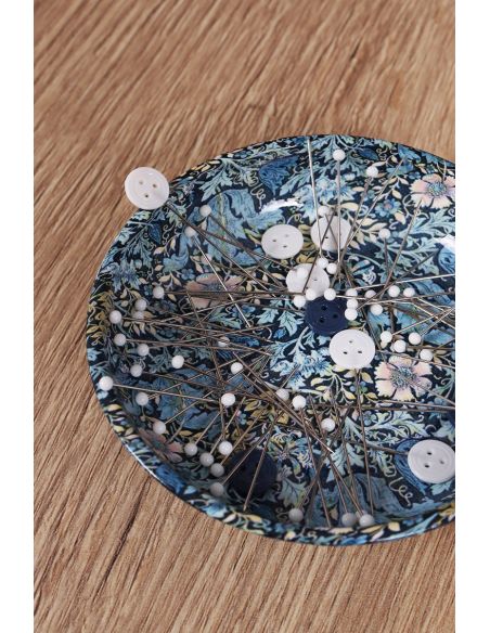 Glazen buis met 95 spelden met glazen kop - Collectie blauwe bloemen