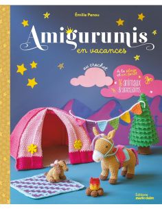 Boek amigurumi's op vakantie aan het strand en in het bos