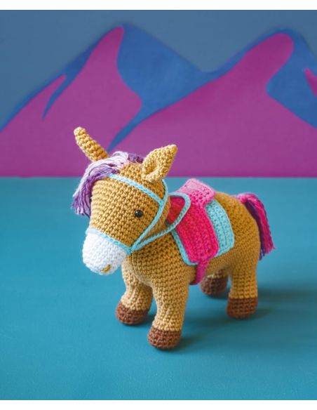 Boek amigurumi's op vakantie aan het strand en in het bos