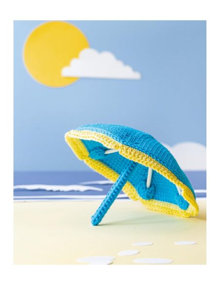 Boek amigurumi's op vakantie aan het strand en in het bos
