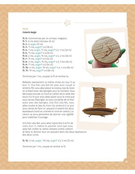 Boek amigurumi's op vakantie aan het strand en in het bos